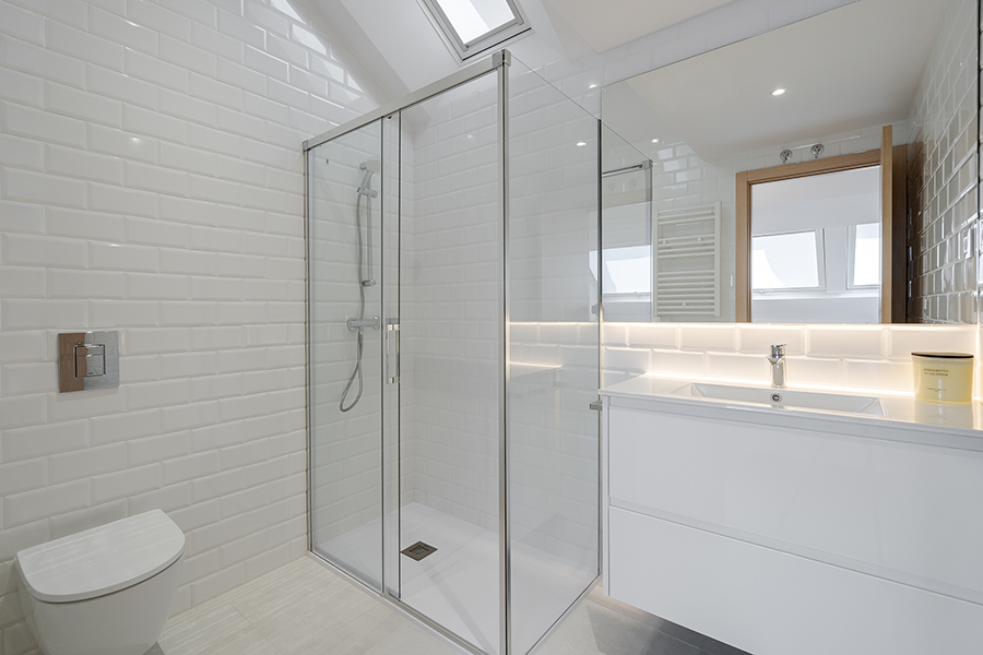 Bathroom suite 4 on the 4-bedroom floor of the Lérida 8 Building.